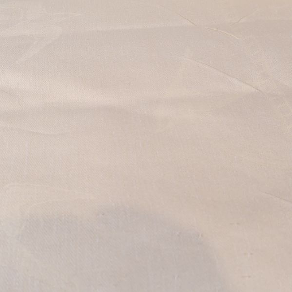 Närbild på dukens ljusa tyg och struktur