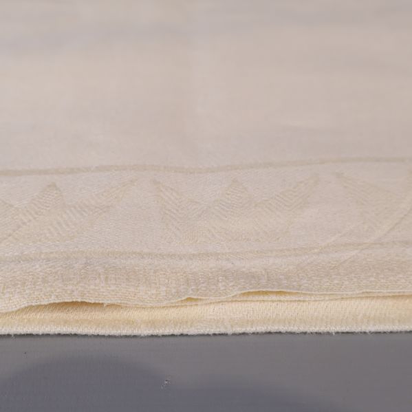 Mönstrad kant på duk i ljus färg