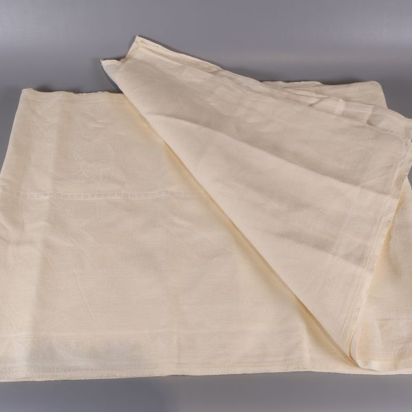 Uppvikt duk som visar generöst tyg