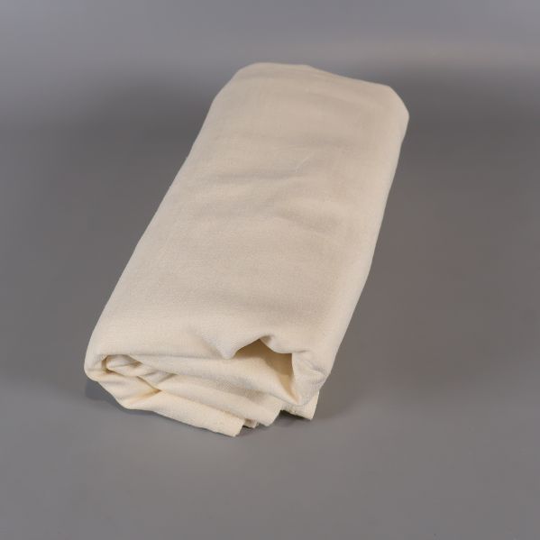 Ljus duk rullad till ett kompakt paket