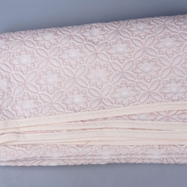 Överkastet med synliga kanter och matchande kantband