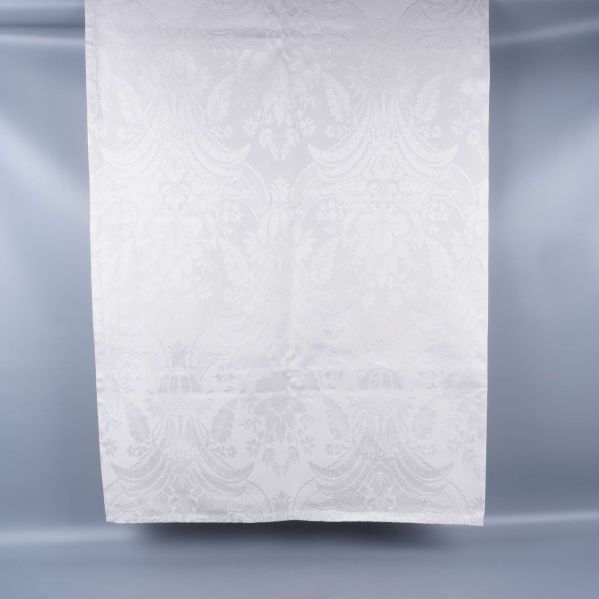 Vit mönstrad gardin hängande