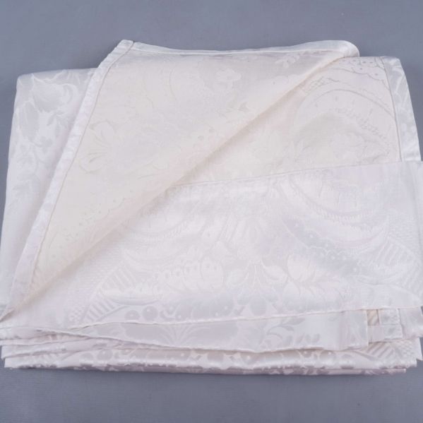 Vikt vit gardin med hörn vikt uppåt