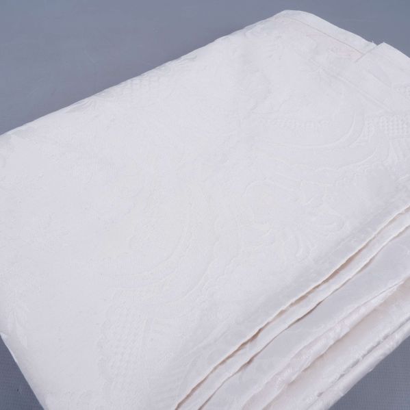 Vikt mönstrad vit gardin i närbild på hörn