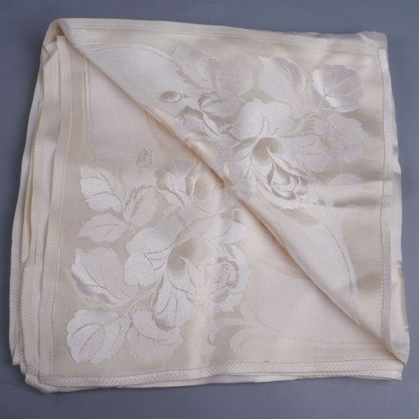 Duk vikt och delvis uppvikt med blommor