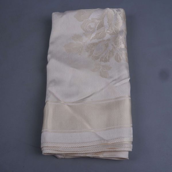 Långt vikt duk med diskret bladmönster