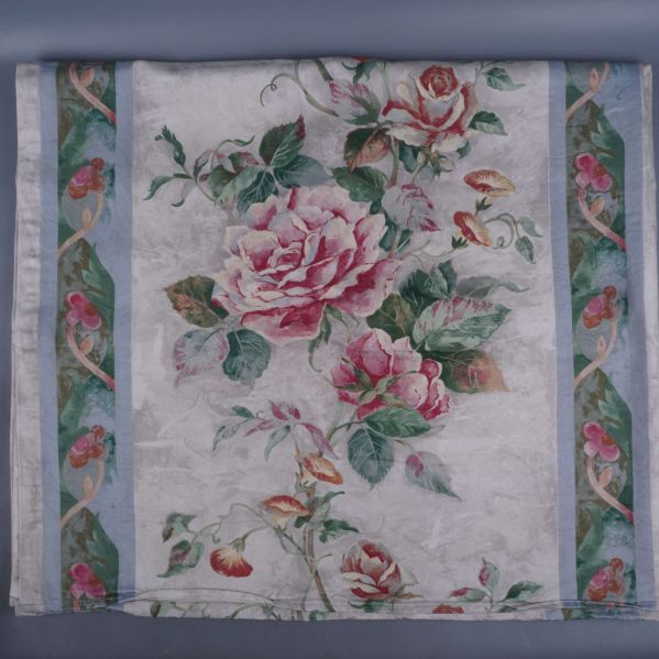 Vikt duk med tydligt rosenmönster och blå kanter