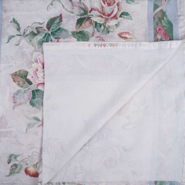 Dukens baksida viks upp för att visa insidan