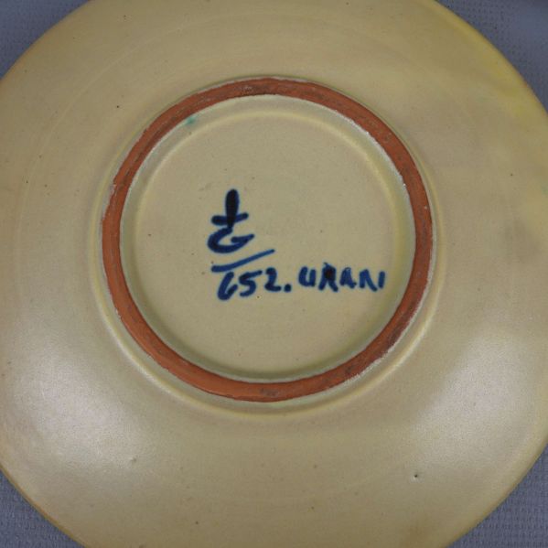 Närbild på handskriven märkning 652. URAN på fat