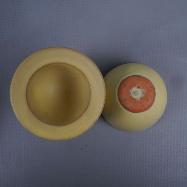 Närbild på äggkopp ovanifrån och underifrån