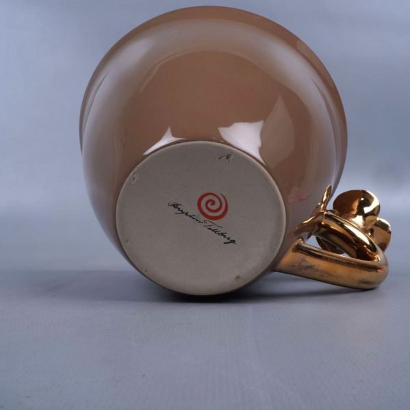 Koppens botten med dekor och stämpel i svart och rött