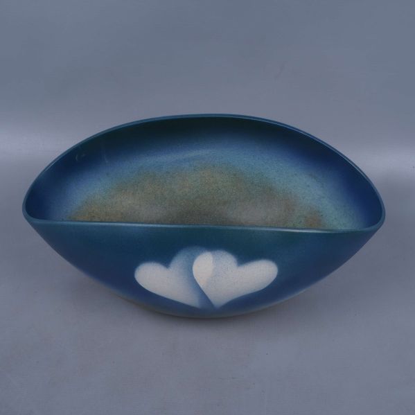 Skålens öppning visar blågröna toner och vitt hjärtmotiv