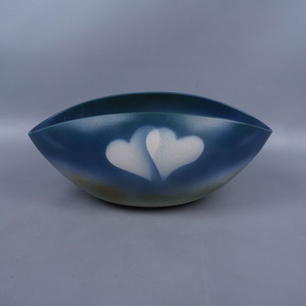 Blågrön oval skål med vita hjärtan framtill