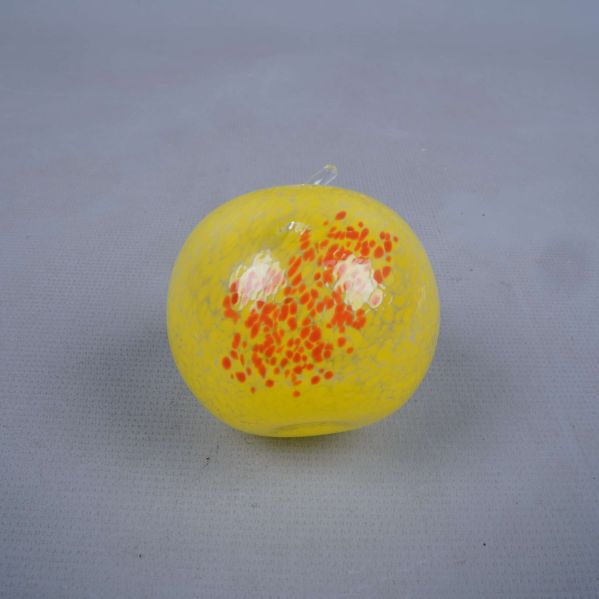 Botten av glas äpplet med tydliga orange prickar