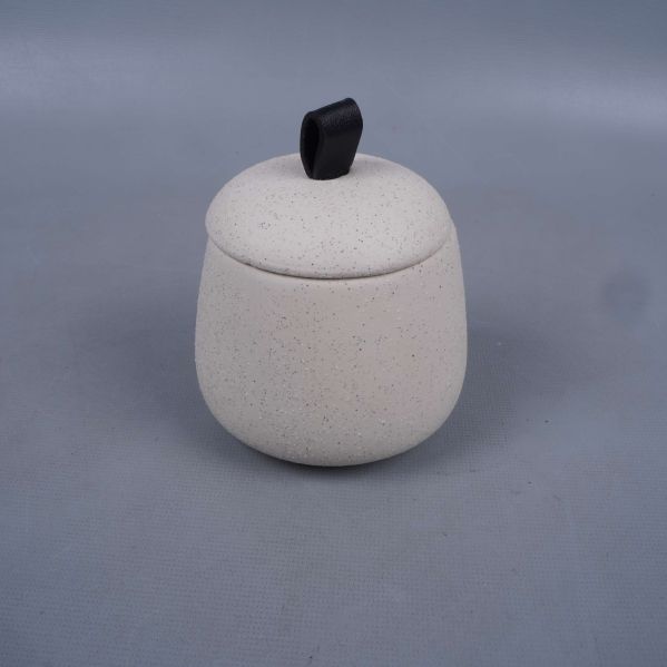 Prickig burk med lock och svart grepp