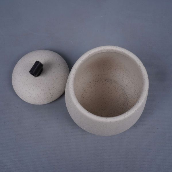 Prickig burk uppifrån med locket avtaget