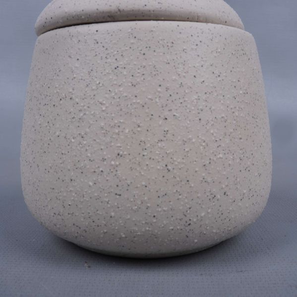 Närbild av burkens prickiga struktur