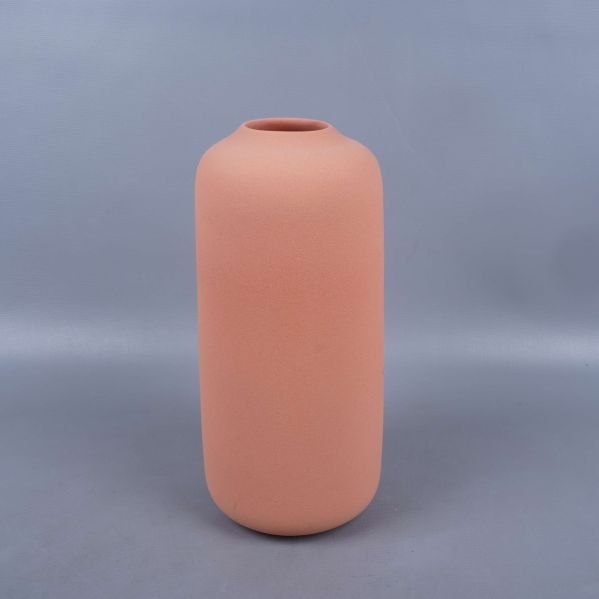Cylindrisk vas i matt terrakotta färg framifrån