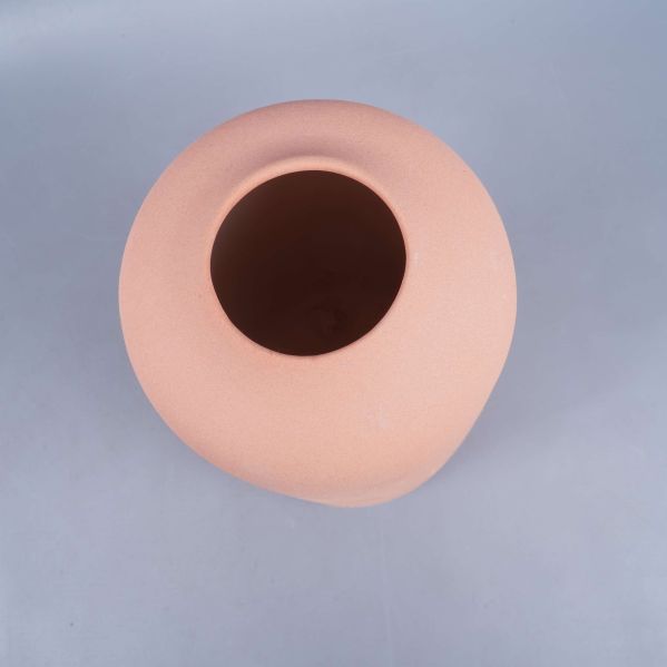 Öppning upptill på cylindrisk terrakotta färgad vas