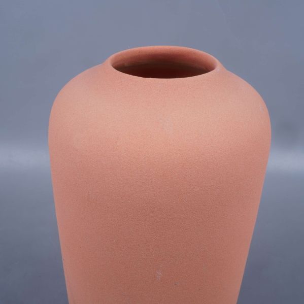 Närbild på halsen av den terrakotta färgade vasen