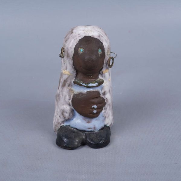 Framsida av keramisk figur med synliga örhängen