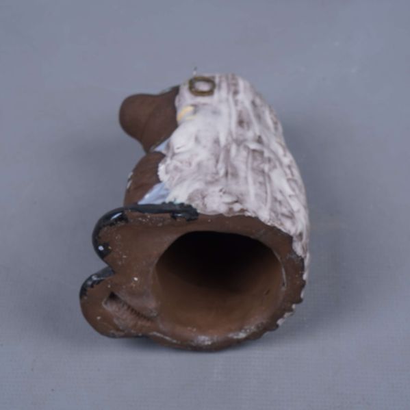 Undersidan av ihålig keramisk figur