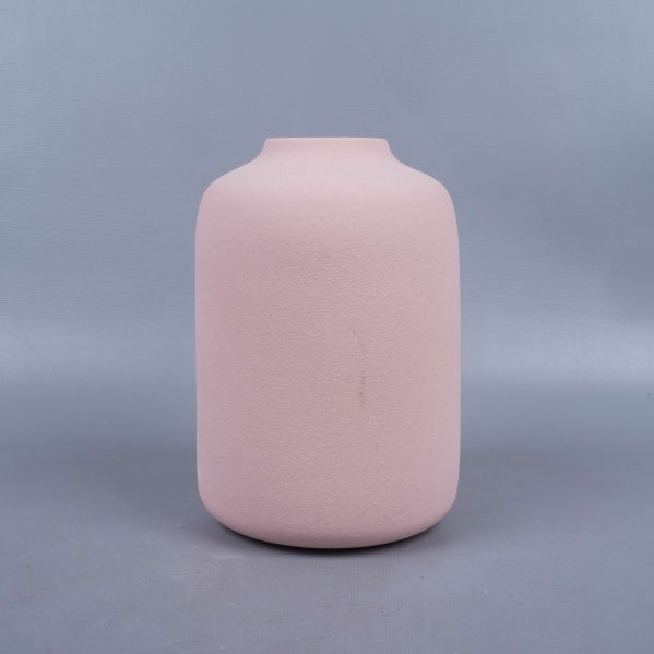 Ljusrosa vas fotograferad rakt framifrån