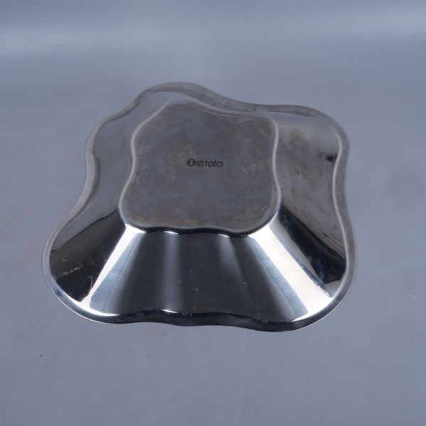 Baksidan av skålen med iittala logotyp