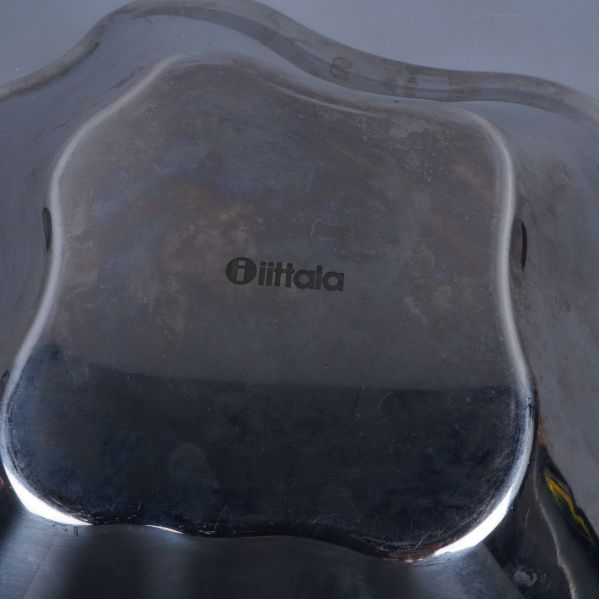 Närbild på iittala logotyp på metallskål