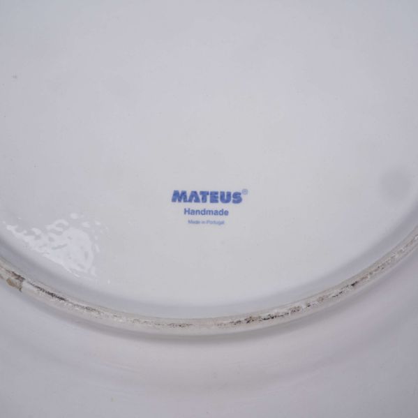 Närbild av Mateus-stämpel på tallrikens undersida
