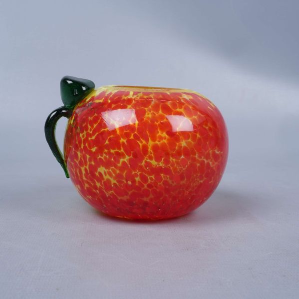 Glaslykta i form av äpple med röd och gul färg