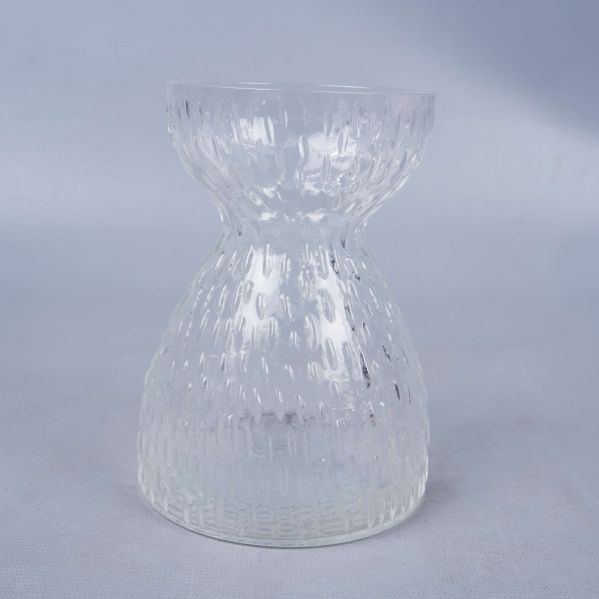Glasvas med tydlig textur sedd snett framifrån