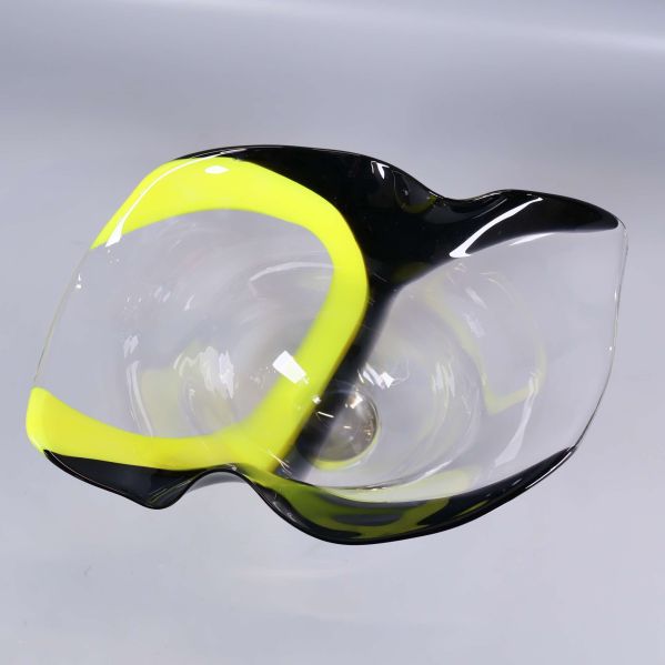 Skål i konstglas med markerad gul och svart färg