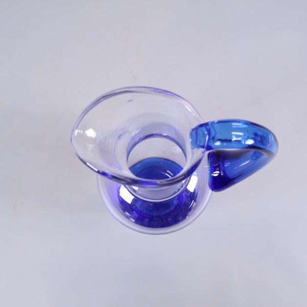Karaff i glas ovanifrån visar blå färgdetaljer