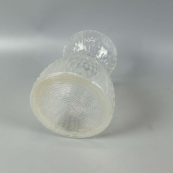 Bas av texturerad glasvas i närbild