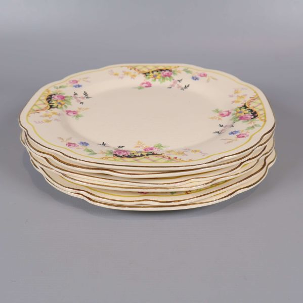 Närbild på staplade assietter med vågig kant