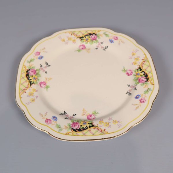 En assiett med blommönster och gulddetaljer