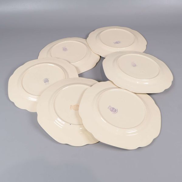 Baksidan av sex assietter med stämplar