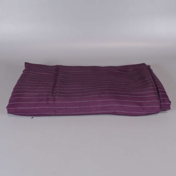 Hopvikt plommonlila tyg med vita ränder syns ovanifrån