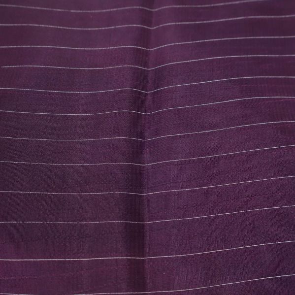 Närbild på plommonlila tyg med tunna vita ränder