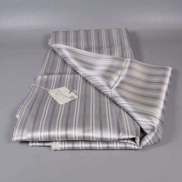 Satin de chine tyg i randigt mönster vikt i flera lager