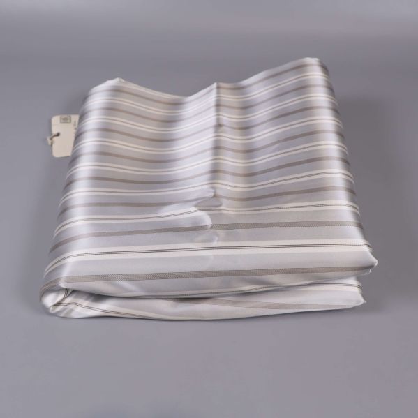 Randigt satin de chine tyg snyggt vikt på bordet