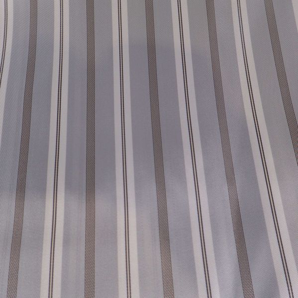 Närbild av det randiga satin de chine tygets mönster