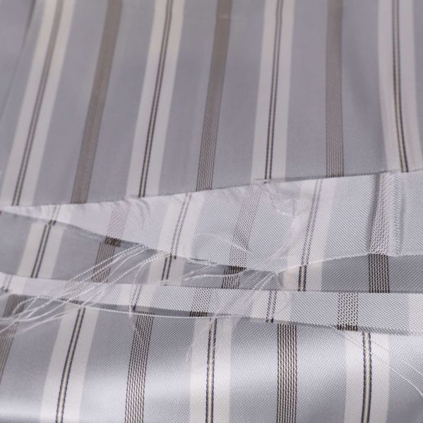 Kant och trådar på randigt satin de chine tyg