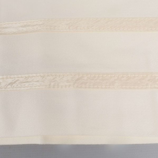 Närbild på gardinkappans dekorativa ränder