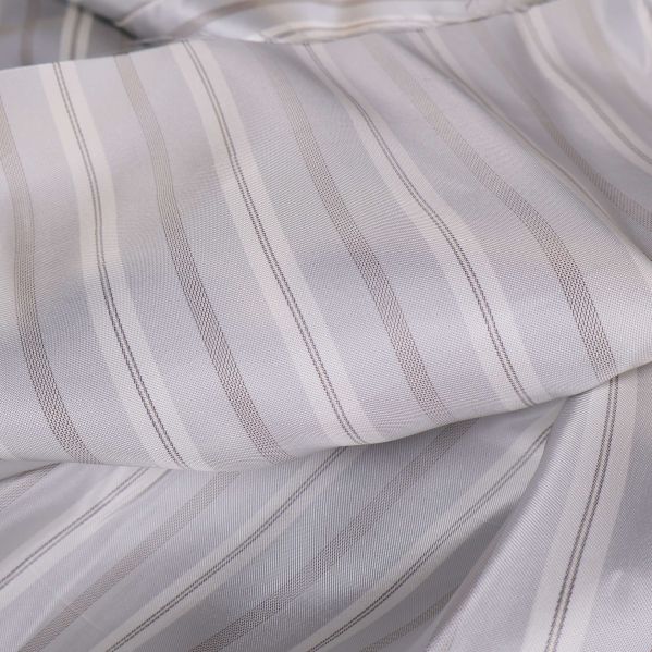 Randigt satin de chine tyg draperat och mjukt fallande