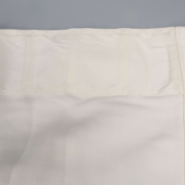 Närbild på gardinkappans ovankant och kanaler