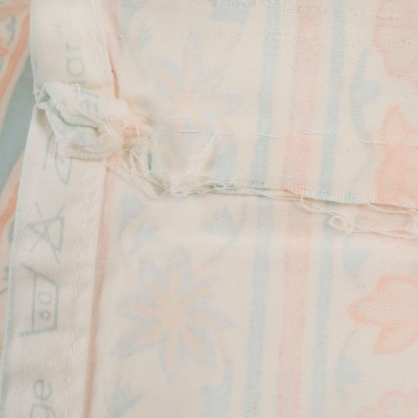 När bild av baksidan där delarna är ihopsydda 