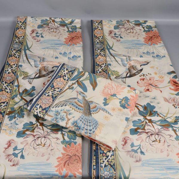 Set med gardiner och duk med fåglar och blommor