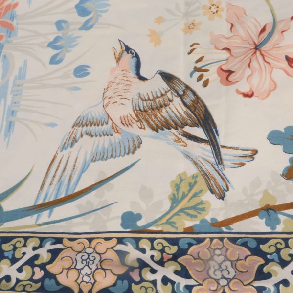 Närbild på gardinmotiv med fågel och blommor